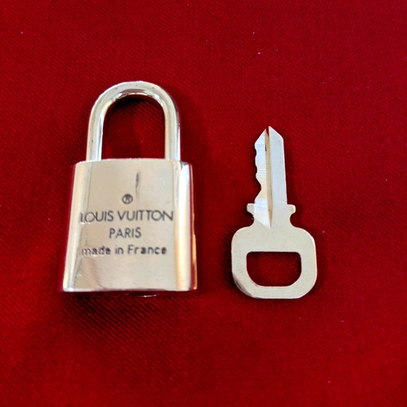 ✨🔐 # 308 Louis Vuitton padlock and key vintage - Picture 3 of 5